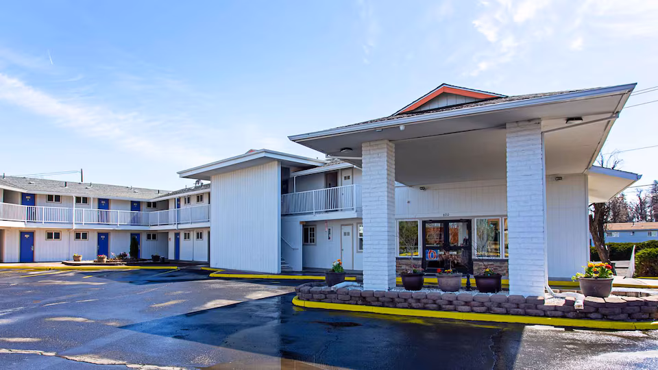 Exterior entrance and guest-room wings of Pendleton Inn and Suites