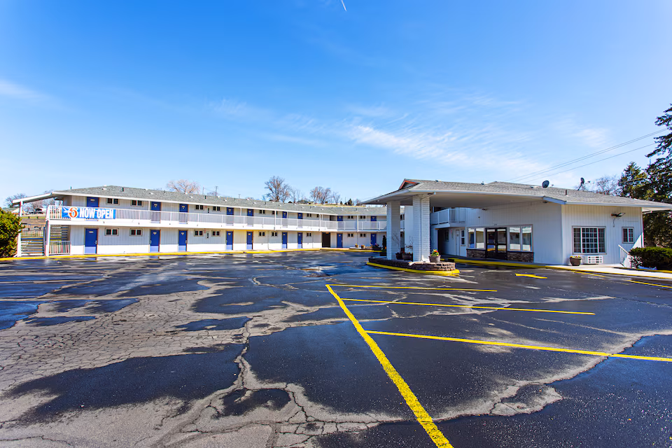 Exterior courtyard and parking area at Pendleton Inn and Suites