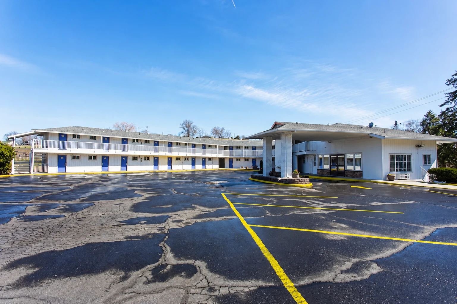 Exterior courtyard and parking area at Pendleton Inn and Suites